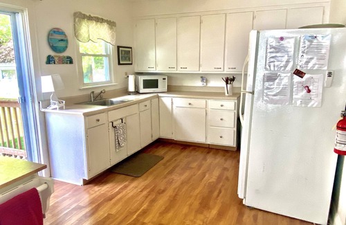 Crystal Beach Cottage | Bay Beach Cottage in Crystal Beach.perfect for a quiet getaway.