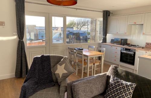 Freshwater Ski Chalet | Bay - Brambles Chine, Colwell Bay - 5 star WiFi - Short walk to The Hut and beach - 1 night stays available - Ferry offers