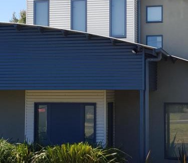 Coronet Bay House | Bay Breeze Beach Holiday Home