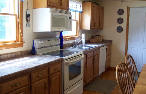 Oconto Cottage | Bay Breeze Cottage - 4 Season Fully Outfitted Vacation Getaway!