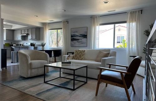 Lawndale House | Bay Breeze Hideaway Near Manhattan and Redondo Beach