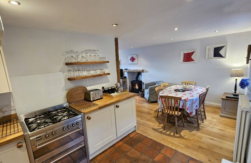 Portloe Cottage | Bay Cottage - a cottage that sleeps 6 guests in 3 bedrooms