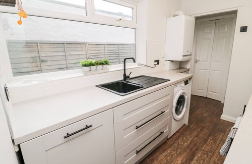 Cullercoats Cottage | BAY COTTAGE, pet friendly, country holiday cottage in Cullercoats