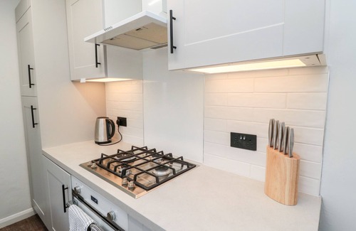 Cullercoats Cottage | BAY COTTAGE, pet friendly, country holiday cottage in Cullercoats