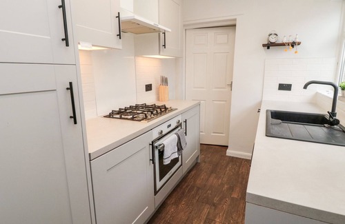 Cullercoats Cottage | BAY COTTAGE, pet friendly, country holiday cottage in Cullercoats