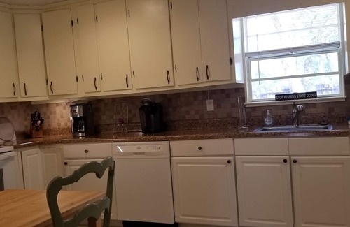 Gulf Breeze Cottage | Bay Cottage w Pier Fishing Dog Friendly