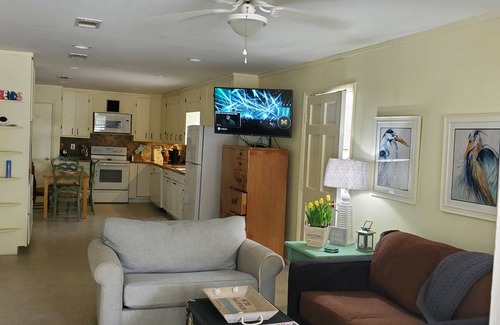Gulf Breeze Cottage | Bay Cottage w Pier Fishing Dog Friendly