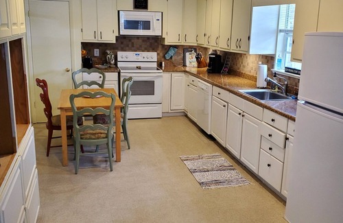 Gulf Breeze Cottage | Bay Cottage w Pier Fishing Dog Friendly