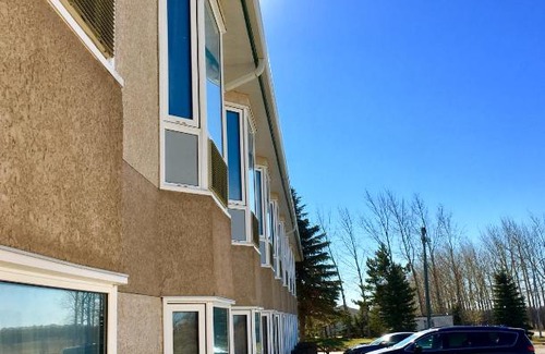 Neepawa Hotel | Bay Hill Inns & Suites