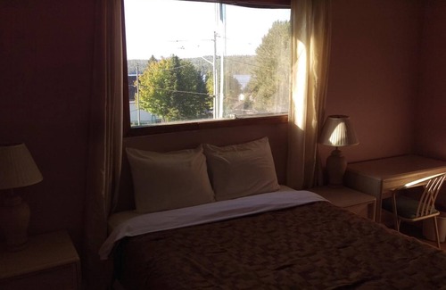 Timiskaming District Hotel | Bay Lake Inn (Frontiersman Motel)
