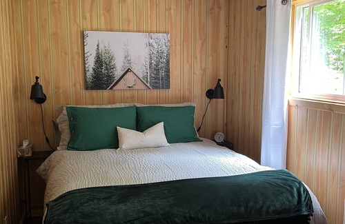 Perry Cottage | Bay Lake Retreat just minutes from Huntsville!