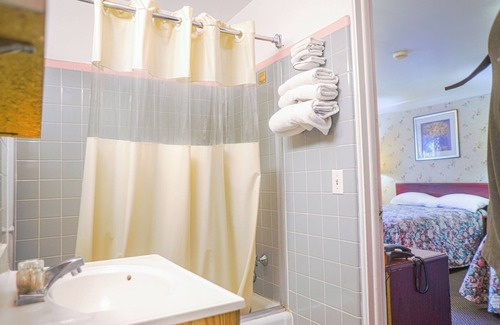 Bay City Hotel | Bay Motel By OYO Bay City