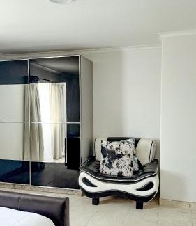 Walvis Bay House | Bay Nomad Self-Catering Guesthouse