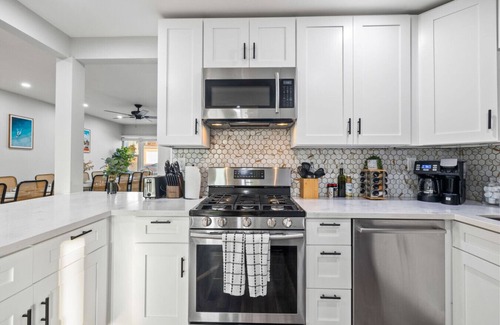 Bay Park House | Bay Park Bliss | Ocean Views + Pickleball & Jacuzzi