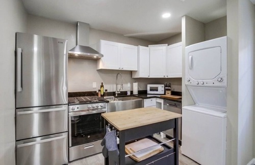 Bay Park House | BAY PARK - NEW/SUPER CLEAN/MODERN AND COOL 2 BEDROOM DETACHED FURNISHED HOME