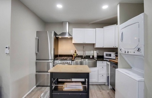 Bay Park House | BAY PARK - NEW/SUPER CLEAN/MODERN AND COOL 2 BEDROOM DETACHED FURNISHED HOME