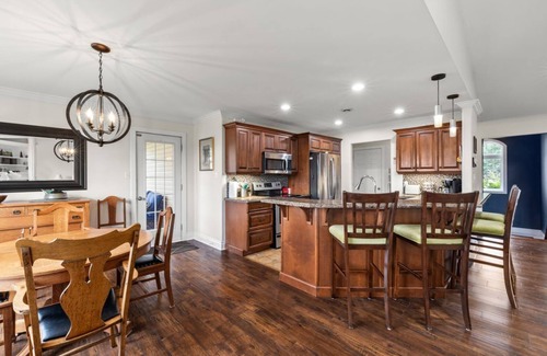 Kensington House | Bay Shore Country Home - Elegant and spacious home with beautiful water views
