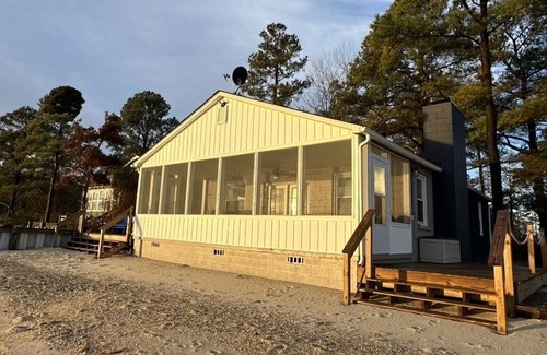 Point Lookout Cottage | 𝑩𝑨𝒀 𝑺𝑰𝑫𝑬 𝑹𝑬𝑻𝑹𝑬𝑨𝑻 𝐇𝐀𝐘𝐒 𝐁𝐄𝐀𝐂𝐇 step of your porch into the sand 𝐂𝐇𝐄𝐒𝐀𝐏𝐄𝐀𝐊𝐄 𝐁𝐀𝐘