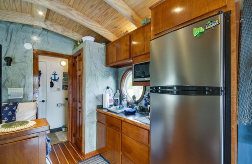 Shoreline Park Apartment | Bay St Louis Houseboat 6 Mi to Old Town & Beach!