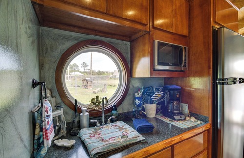Shoreline Park Apartment | Bay St Louis Houseboat 6 Mi to Old Town & Beach!