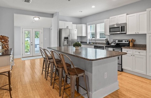 Palma Ceia House | Bay to Bay Sanctuary - Charming South Tampa Craftsman Home Near Bayshore