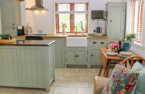 Turnditch Cottage | BAY TREE COTTAGE, pet friendly, with a garden in Belper