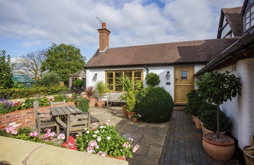 Droitwich Cottage | BAY TREE COTTAGE, pet friendly, with a garden in Droitwich Spa
