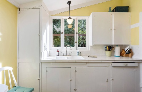 Guerneville Cabin | Bay Tree Cottage ~ Rustic, Charming, Centrally Located! Hot tub, Dog Friendly