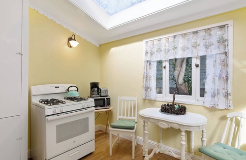 Guerneville Cabin | Bay Tree Cottage ~ Rustic, Charming, Centrally Located! Hot tub, Dog Friendly
