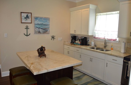 Palacios House | Bay View Cottage - 1 block to lighted fishing piers, parks, boat ramp & more.