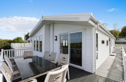Cowes Cottage | Bay View Lodge - a cabin that sleeps 6 guests in 3 bedrooms