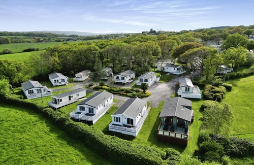 Cowes Cottage | Bay View Lodge - a cabin that sleeps 6 guests in 3 bedrooms