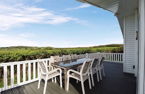 Cowes Cottage | Bay View Lodge - a cabin that sleeps 6 guests in 3 bedrooms