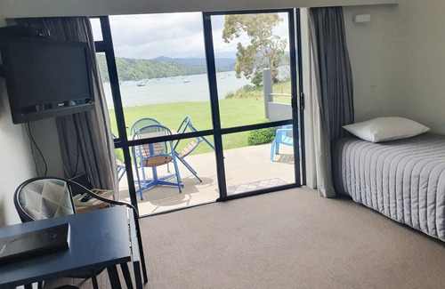 Waikawa Bay Hotel | Bay Vista Waterfront Motel Picton