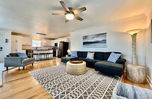 Shoreline Park House | Bay Watch - 5Br 3.5 Ba Waterfront with pool pet friendly