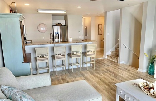 Innerarity Townhomes House | Bay Watch: Charming Waterfront Home with 2 Kayaks!