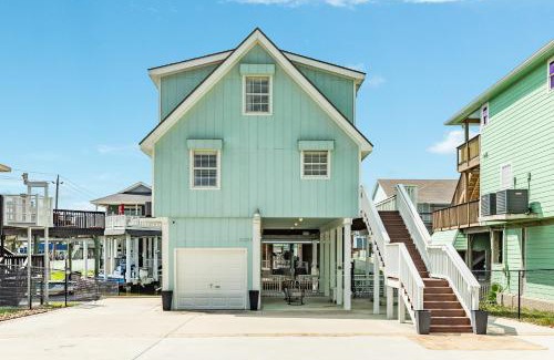 Galveston House | Bay Waterfront Boat Slip Huge Decks