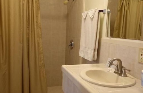 Lincoln Acres Hotel | Baycities Motel