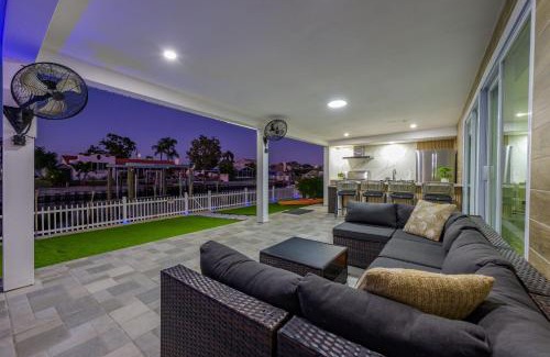 Bay Crest Park House | Baycrest Waterfront Pool Dock Gym Bikes