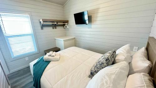 Gilchrist House | Bayfront Bliss & Great Fishing -Water Views & Beach Nearby