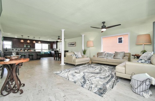Dickinson House | Bayfront Breeze - Waterfront home right on Dickinson/Galveston Bay!