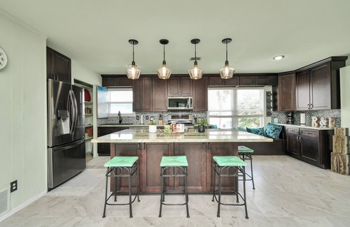 Dickinson House | Bayfront Breeze - Waterfront home right on Dickinson/Galveston Bay!