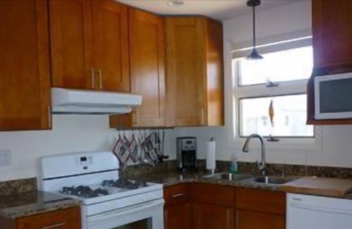 North Beach Haven Apartment | Bayfront classic beach beach house