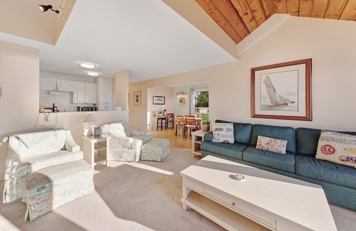 Newport Condo | Bayfront Condo with Spectacular Views & a Shared Gym