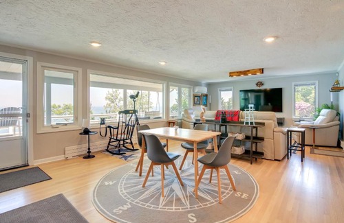Plymouth House | Bayfront Home with Deck - 4 Mi to Downtown Plymouth!