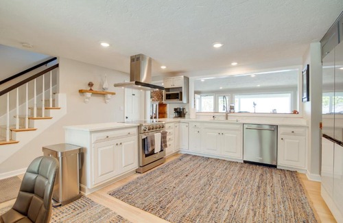 Plymouth House | Bayfront Home with Deck - 4 Mi to Downtown Plymouth!