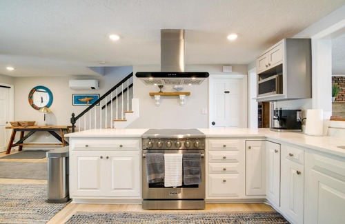 Plymouth House | Bayfront Home with Deck - 4 Mi to Downtown Plymouth!