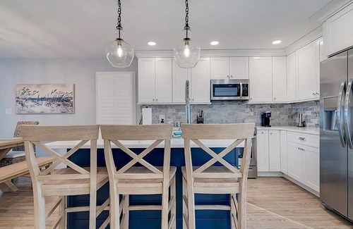 Heron Harbour Isle House | Bayfront, Sleeps 10, Boat Slip, 3 BR/2.5 BATH, Main Pool Open After Labor Day