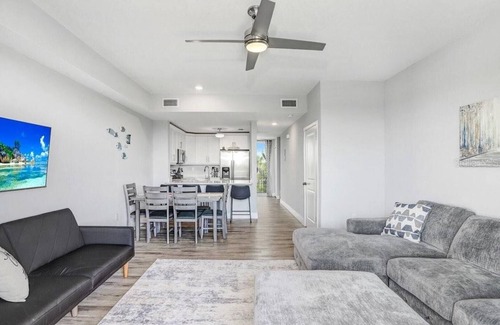Ruskin House | Bayfront Townhouse w/Heated Pool, HotTub, Beach, Marina, tiki bars w/live music