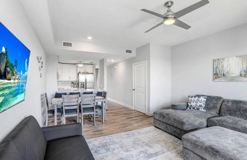 Ruskin House | Bayfront Townhouse w/Heated Pool, HotTub, Beach, Marina, tiki bars w/live music